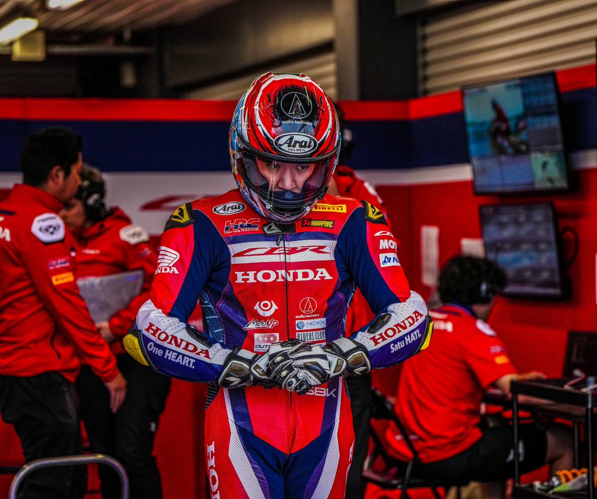 taichi_official's tweet image. TAICHIライダーの長島哲太選手がWSBK（スーパーバイク世界選手権）第1戦に代役で参戦しました。レース1は14位。レース2は雨で難しいコンディションの中、11位と活躍をみせました！

#WSBK 
#TAICHI
#アールエスタイチ
#RSタイチ