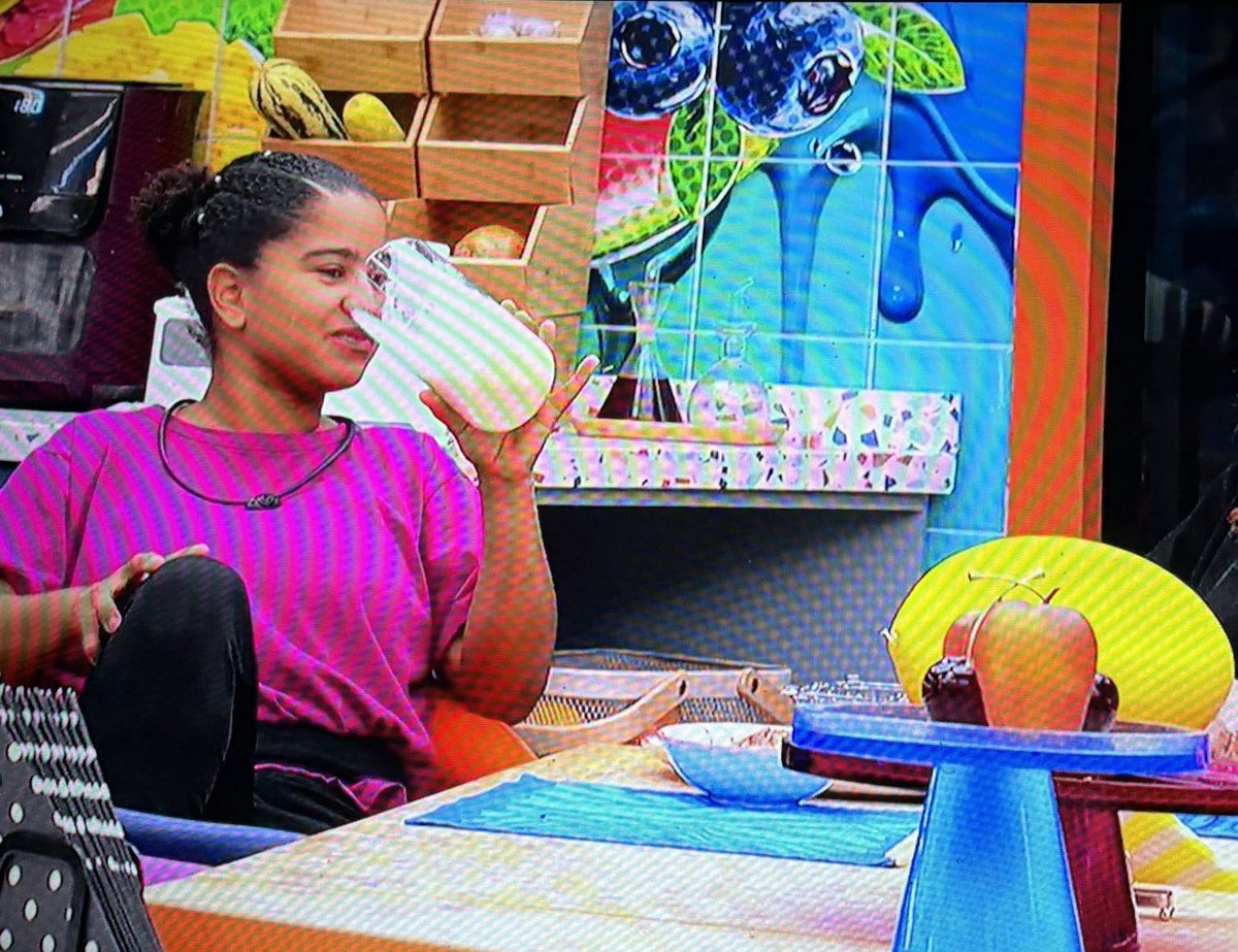fanfiqueir's tweet photo. eu não aguento essas edições aumentando os objetos kkkkkkkkkkk https://t.co/IY6TFE0TRA