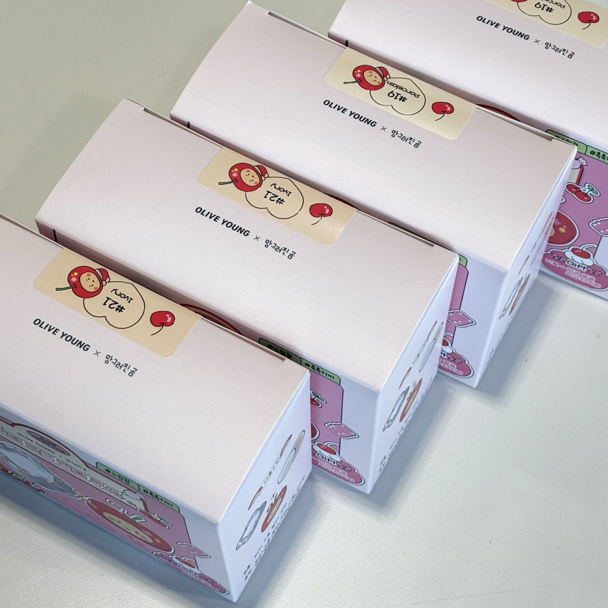 급 [#이벤트]

갑자기 저에게 쥐어진 
워터 드롭 필터 쿠션 ..🤍🩶
주인 공주님들을 찾 습 니 다 !!!!!!!!!!

[19호 2명 / 21호 2명]으로 뽑을게요 ♥

에뛰드 계정 팔로우 + RT 후,
답글로 원하는 홋수 적어주기!
아, 참고로 망곰 얼굴 파우치 기획이에요ㅇ_<

❣️기간 : 3/2(월)까지
❣️당첨자 :