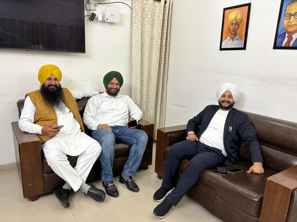 Ranjitpalpunjab's tweet photo. ਕੱਲ ਜਰਨੈਲ ਸਿੰਘ ਜੀ ਨਾਲ ਗੰਭੀਰ ਅਤੇ ਵਿਚਾਰਸ਼ੀਲ ਵਿਚਾਰ–ਵਟਾਂਦਰਾ ਹੋਇਆ, ਜਿਸ ਦੌਰਾਨ ਕਈ ਮਹੱਤਵਪੂਰਨ ਮਸਲਿਆਂ ’ਤੇ ਖੁੱਲ੍ਹ ਕੇ ਗੱਲਬਾਤ ਕੀਤੀ ਗਈ।

#MeaningfulMeeting #PurposefulDiscussion #InsightfulConversation #ProductiveTalk #ranjitpalsinghpunjab 

@AamAadmiParty @AAPPunjab https://t.co/llE3zbJI08