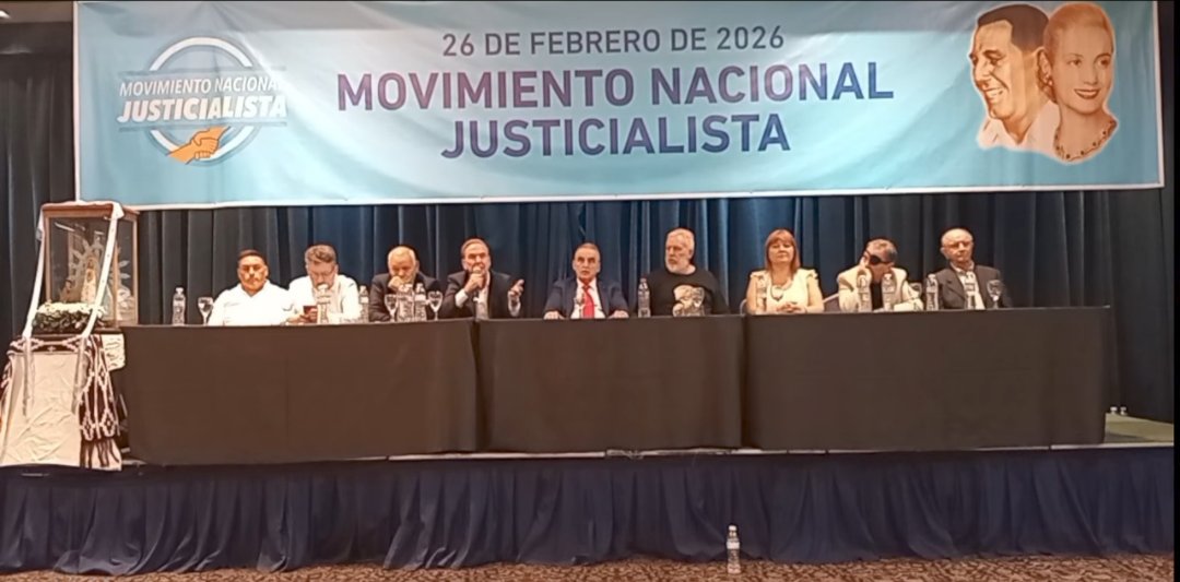 Cuando ves está foto y sentis el olor a la grasita del asado que cae sobre las brasas..... Es ahí cuando te das cuenta que el pueblo trabajador sabe que este es el voto para un futuro mejor ✌️🇦🇷