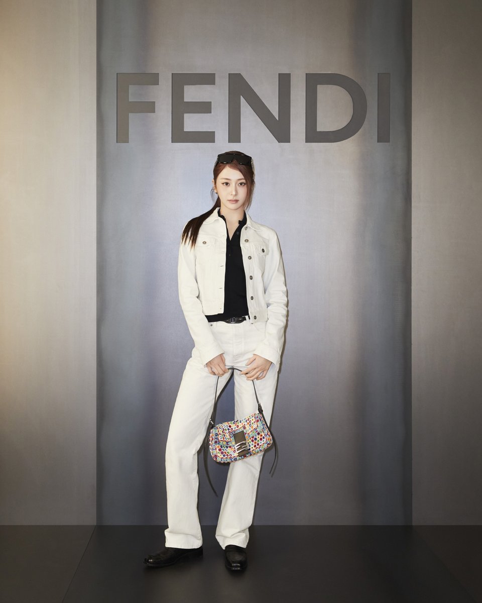 스키즈 방찬·르세라핌 허윤진, 펜디 밀라노 패션쇼 빛낸 K비주얼

#StrayKids #StrayKids_방찬
#SKZ #스트레이키즈 #스키즈
#방찬 #BangChan 
<a href="/Stray_Kids/">Stray Kids</a>
#BangChanxFENDI 
#BangChanxFendiFW26 
#FENDI 
#허윤진 #르세라핌 
#르세라핌_허윤진 
#HUHYUNJIN 
#LESSERAFIM #LESSERAFIM_허윤진