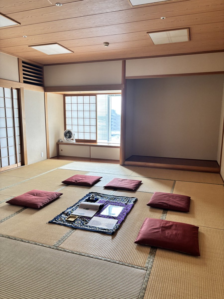 makikosquash's tweet photo. CS60体験会、今日もあたたかな時間の中で無事に終了🌿
触れていない腰が軽くなったり、
できなかった正座ができるようになったり。
「ゴッドハンドですね」と言っていただきましたが、ご本人の力が目覚めたのだと思います✨
個別施術も承っています。
👉 https://t.co/lLG3UdCnVF
#CS60 #セルフケア https://t.co/ACVU7bgO16