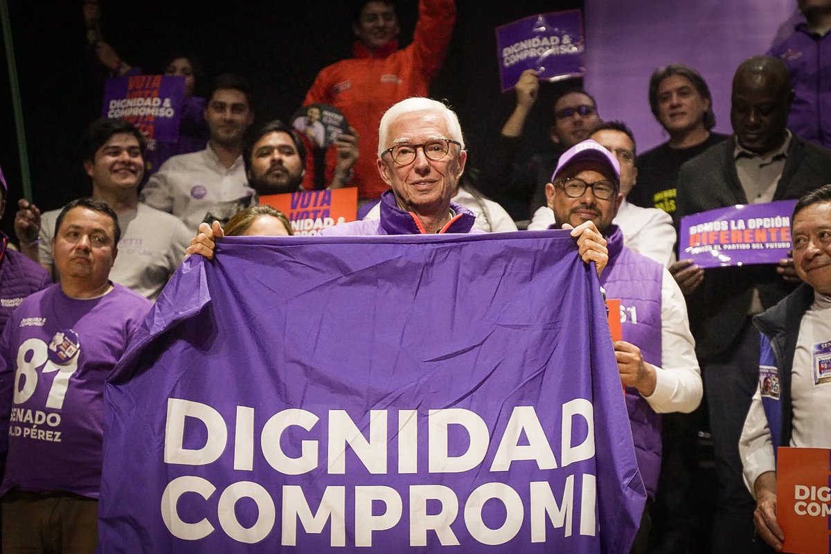 sergio_fajardo's tweet photo. Recibo las banderas de Dignidad &amp; Compromiso de @JERobledo. https://t.co/r7jo7GzBUO