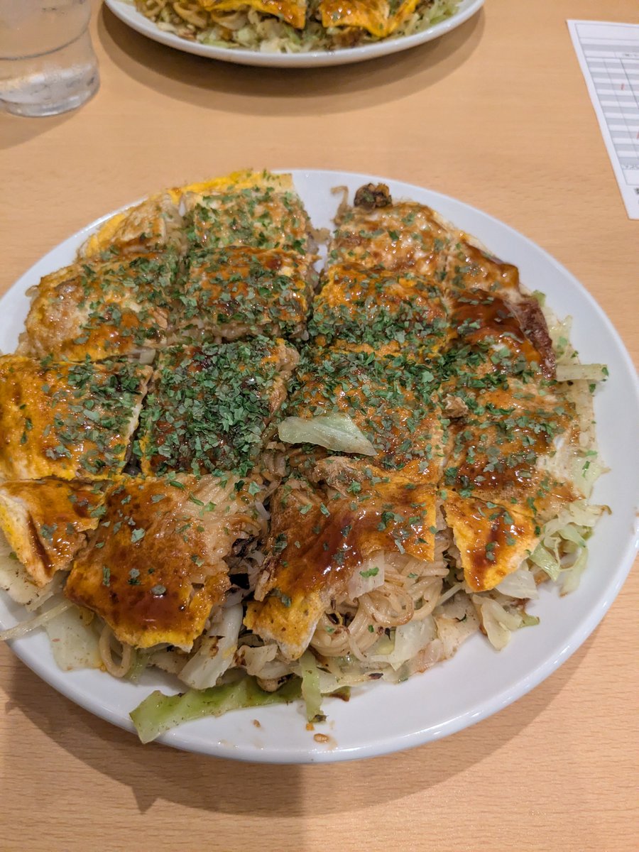 takosaka's tweet photo. 広島到着！1枚目のお好み焼きは「麗ちゃん」です。もちそば。
#京都サポ広島遠征 https://t.co/Ik9D20vj2F