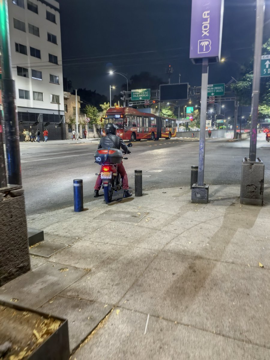 caliphzo's tweet photo. @VigimoviCDMX motociclista circulando sobre la banqueta para evitar el tránsito, sobre eje 4 Xola y 5 de febrero! https://t.co/UyThXFtX1i