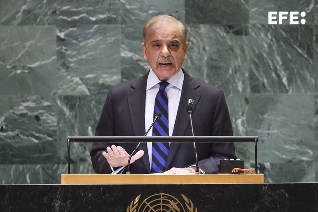 EFEnoticias's tweet photo. El primer ministro de Pakistán, Muhammad Shehbaz, advierte que sus fuerzas armadas tienen la "plena capacidad de reducir a polvo cualquier ambición agresiva", tras las declaraciones de una "guerra abierta" contra el régimen talibán de Afganistán.
https://t.co/jmKKxQDM5T https://t.co/qJ8IENdiOR