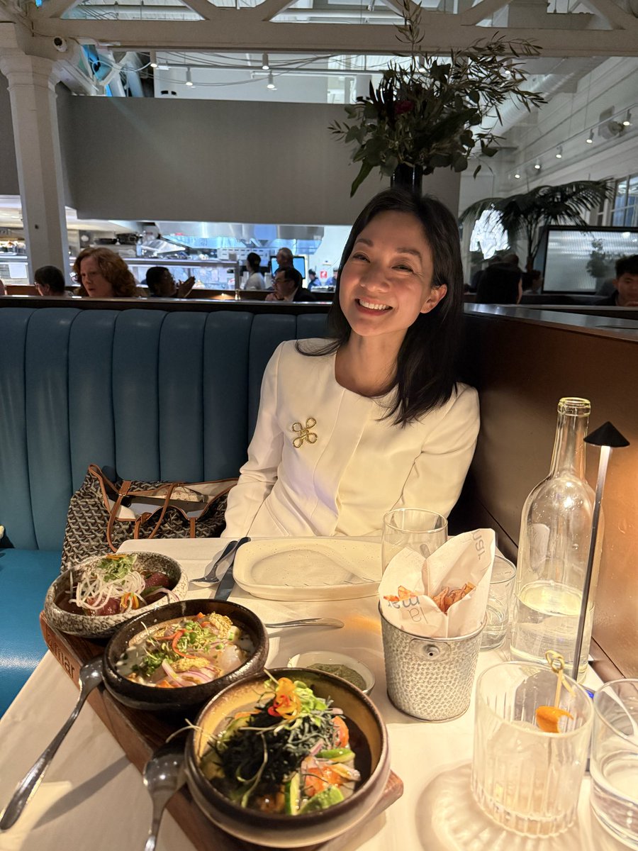 WesleyYipMD's tweet photo. Love catching up with friends at #GU26 and all of their accomplishments. 🌟 

My cofellow @CChuMD is already an endowed professor @UCSF 💁🏻‍♀️

Me? When I walk into my own OR, they ask if I’m the new fellow and point at the glove cabinet 🤦🏻‍♂️ https://t.co/rSfdpzaBx1