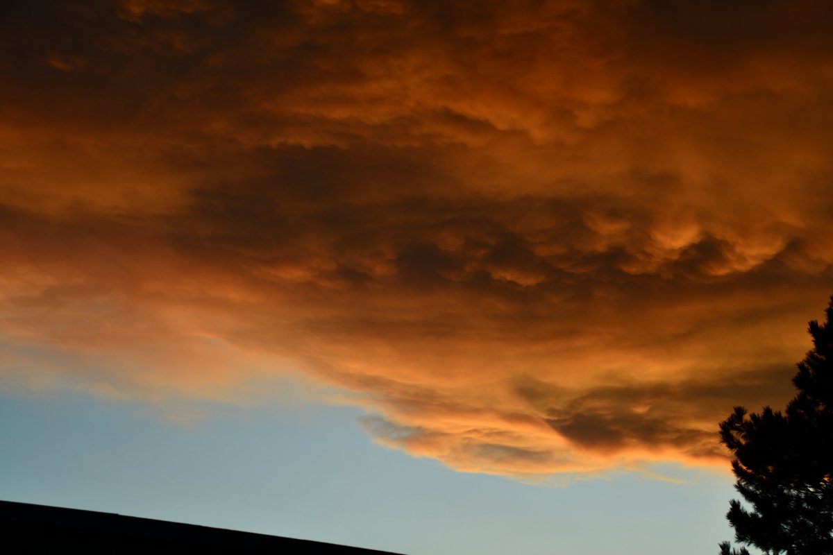 luvsWeather24's tweet photo. @skierman69 @swrightCO Broncos sunset! 09/30/2020 https://t.co/zh01kUPfqD
