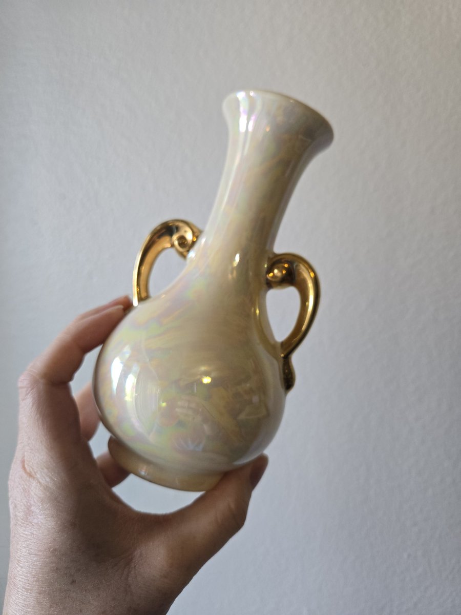 zees_pieces's tweet photo. Vintage Pearl Lusterware Vase Iridescent Finish Gold Handles 633 Mid Century
https://t.co/a5OkHxoPr9
#vintagedecor #iridescent #mcm #lusterware #vase https://t.co/ST135W91m6
