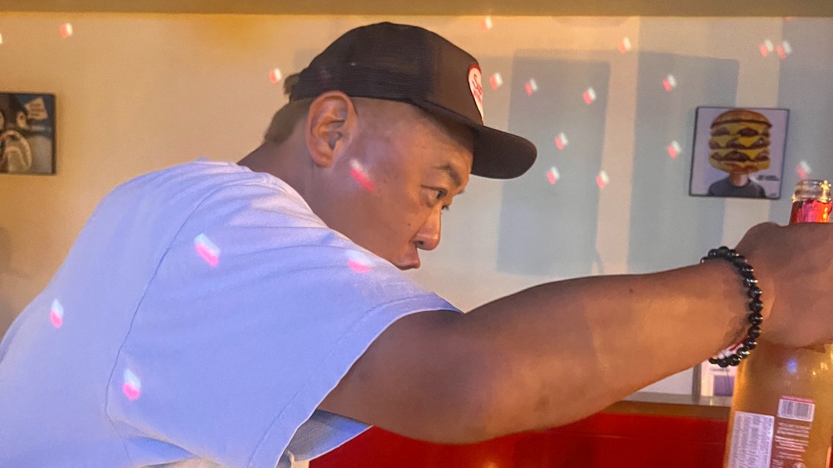 t_teru65's tweet image. タイで遭遇‼
某、騒動を経て今わ”炎上芸人”より”火消し職人”。　会うと人間くさくて、プライドも削られた後の強さ、ってこういう事かもなと🤔嫌いな人も多いだろうけど、ほぼ毎日お店で働き振り切れたら派手な芸能会より地味な現場の方がリアルを感じた😊

＃TKO　＃炎上　＃ソイ23　＃Tの極み