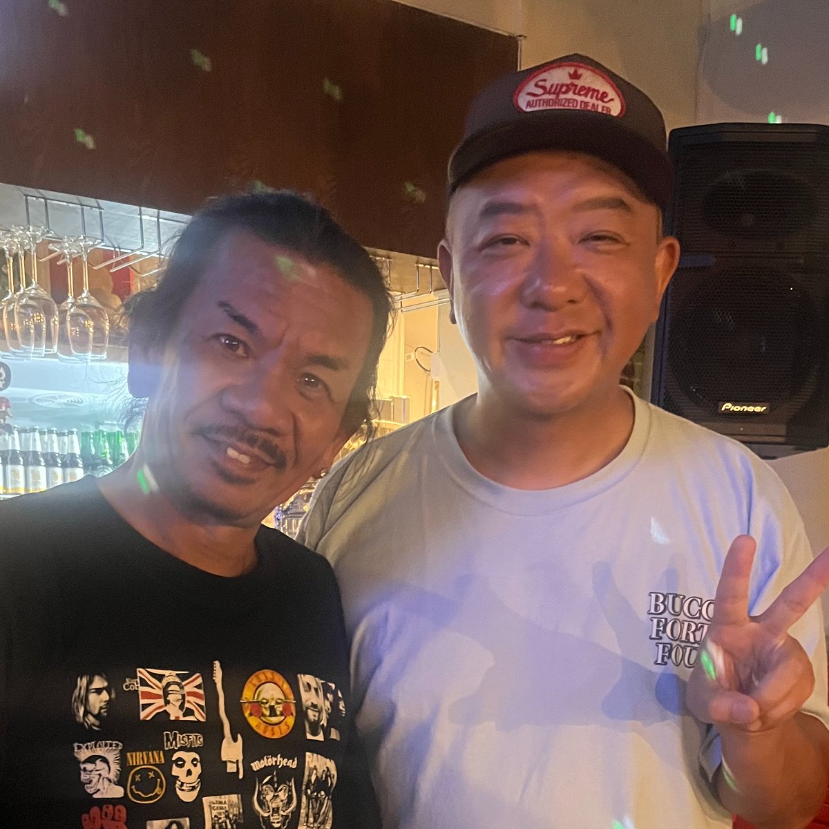 t_teru65's tweet image. タイで遭遇‼
某、騒動を経て今わ”炎上芸人”より”火消し職人”。　会うと人間くさくて、プライドも削られた後の強さ、ってこういう事かもなと🤔嫌いな人も多いだろうけど、ほぼ毎日お店で働き振り切れたら派手な芸能会より地味な現場の方がリアルを感じた😊

＃TKO　＃炎上　＃ソイ23　＃Tの極み