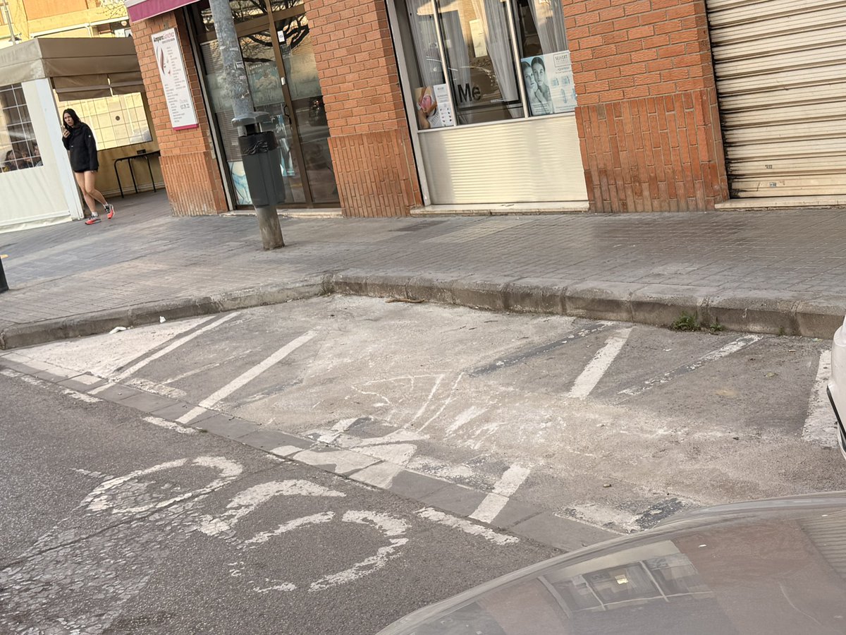 HSBBLO's tweet image. @DGTes multar aquí me imagino que es fácil sin aplicar factores de las condiciones lumínicas nocturna en esta calle . Cuando no se ve nada de de noche y solo tiene una señalización con esas condiciones 👏👏 mi primera multa #recaudar #robando y sin #mantenimiento leyes diferentes