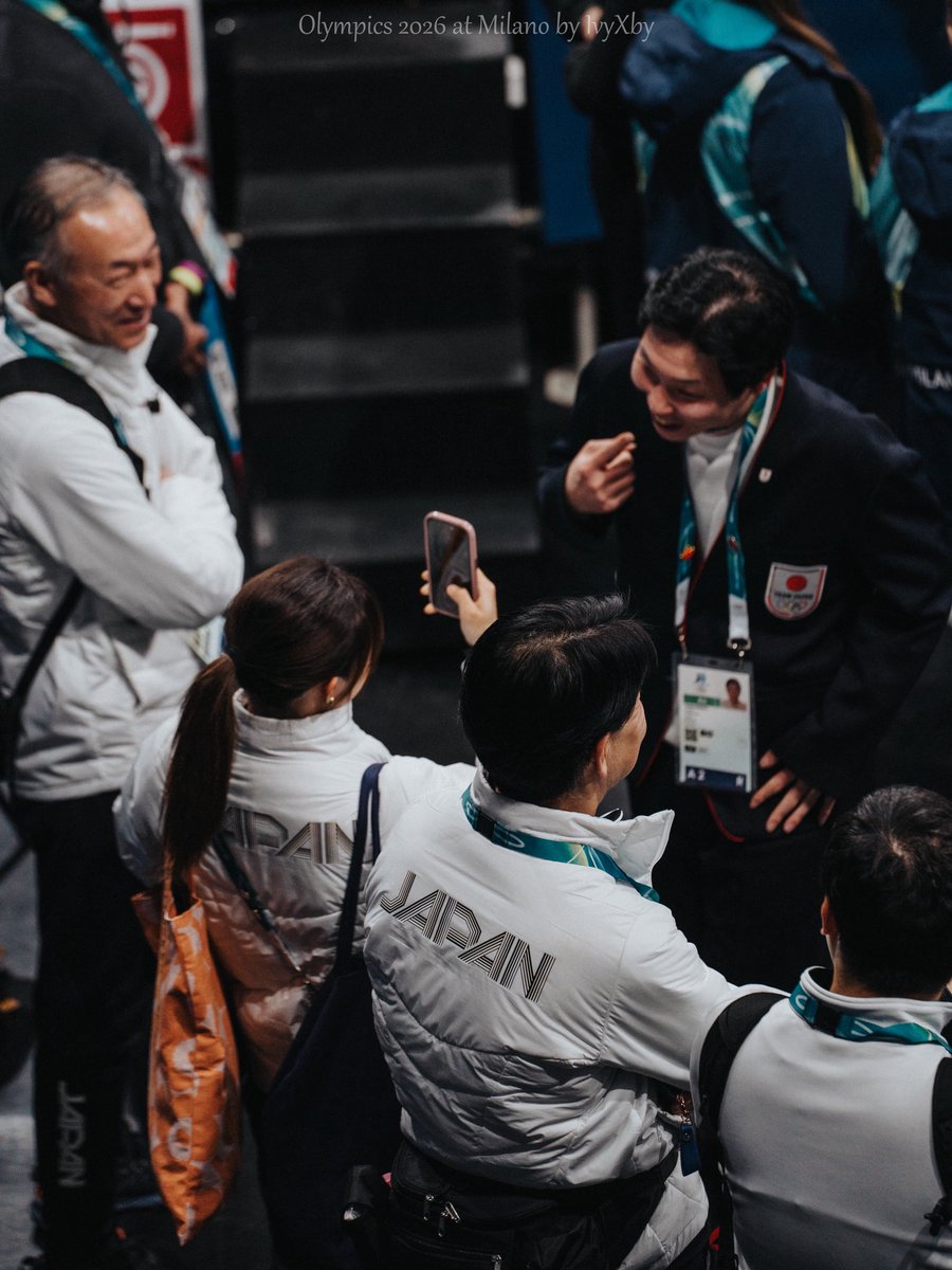 Kaori showed up at the victory ceremony after men’s free skating. She took photos for Shun’s coach, Mr. Tadao Kusaka. Kaori and Tadao both looked very happy for Team Japan’s podiums. 

#KaoriSakamoto 
#ShunSato 
#坂本花織 
#佐藤駿 
#MilanoCortinaOlympics2026