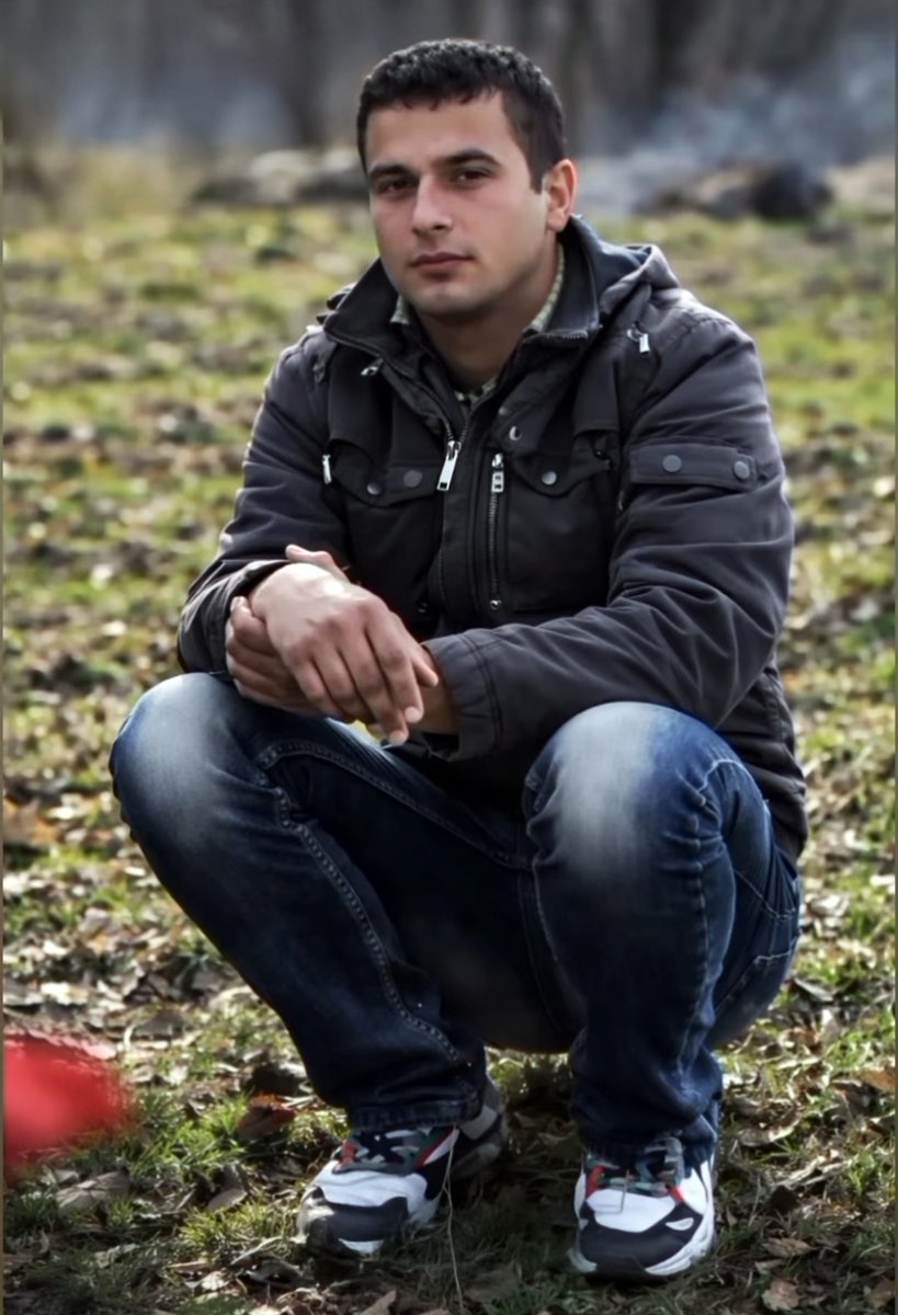 «جاویدنام وحید لزرمنوچهری
پدر یه دختر خردسال. اهل شهسوار و ساکن تهران. ۱۸ دی در تهران ناپدید شد. خانواده‌ش فکر می‌کردن دستگیر شده باشه. بعد از ۵۰ روز با خانواده تماس گرفتن و گفتن بیاید جنازه‌ی بچه‌تون رو از کهریزک تحویل بگیرید. موقع تحویل پیکر، خانواده دیدن تیر به کتفش خورده و