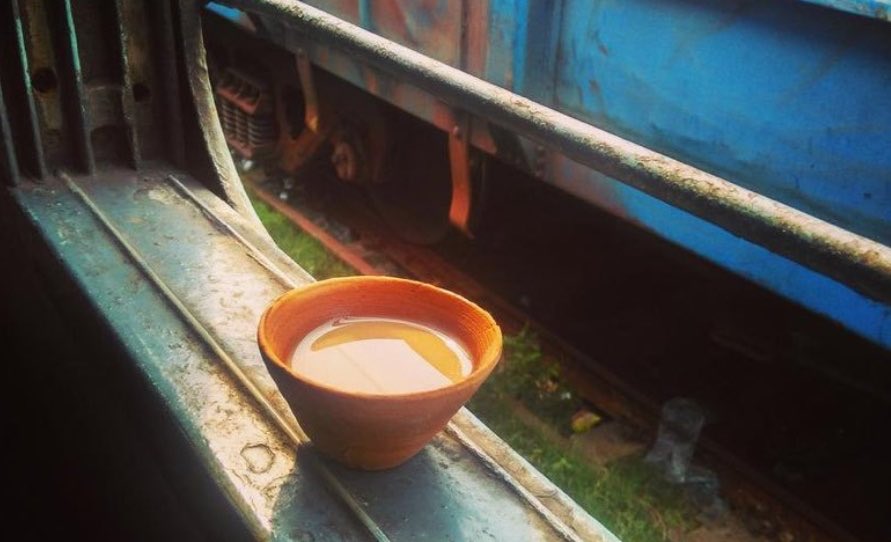 saurabhsriLive's tweet image. लकड़ी की सख़्त सीटें, खिड़की से आती धूल भरी हवा और चाय वाले की आवाज़ “चाय गरम…” सब मिलकर जैसे कोई अधूरी ग़ज़ल पूरी करते थे।

#tealovers☕️