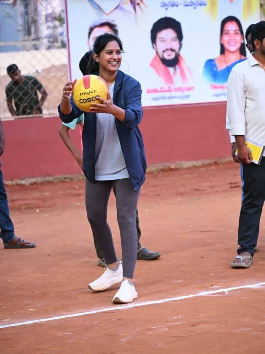 #PradeepMachiraju ki ela padindhi asalu e #BandaruSravani ? ☹️☹️☹️
Love is Blind ante idhenemo 💔💔😭😭