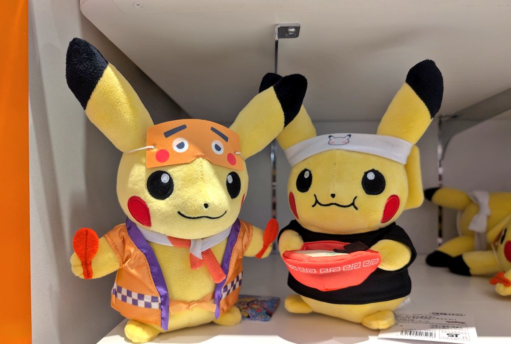 福岡県のポケモンセンター、博多マルイ2Fにあります。新幹線駅なので