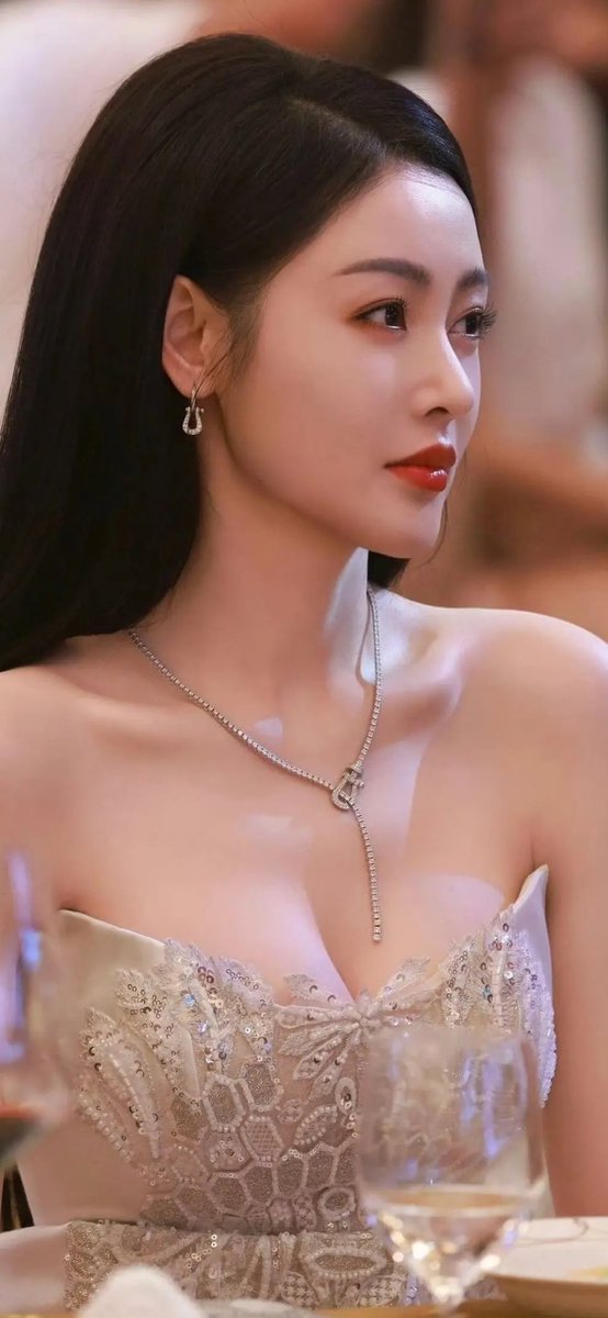 张天爱

本以为是去参加晚宴的仙女，结果是来人间索命的妖精。这抹胸下的春光根本藏不住。 https://t.co/rgqV09xmLr