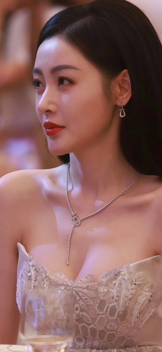 张天爱

本以为是去参加晚宴的仙女，结果是来人间索命的妖精。这抹胸下的春光根本藏不住。 https://t.co/rgqV09xmLr
