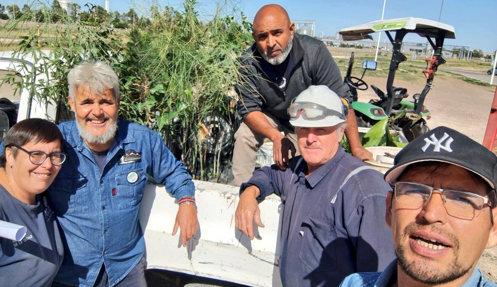 Val_Fabian's tweet photo. Gracias a #UNIPAR por la donación de árboles🌳 al programa #HuertasDeLaCiudad del @MunicipioBahia🍅🥦🌸.
Estos gestos no solo suman verde: fortalecen el vínculo entre el sector publico y privado🤝, y demuestran que cuando hay compromiso social real, los proyectos crecen y se multiplican.
Más árboles, más comunidad, más futuro para Bahía, mas verde para esta enorme reconstruccion.
¡Seguimos construyendo en equipo🙌!