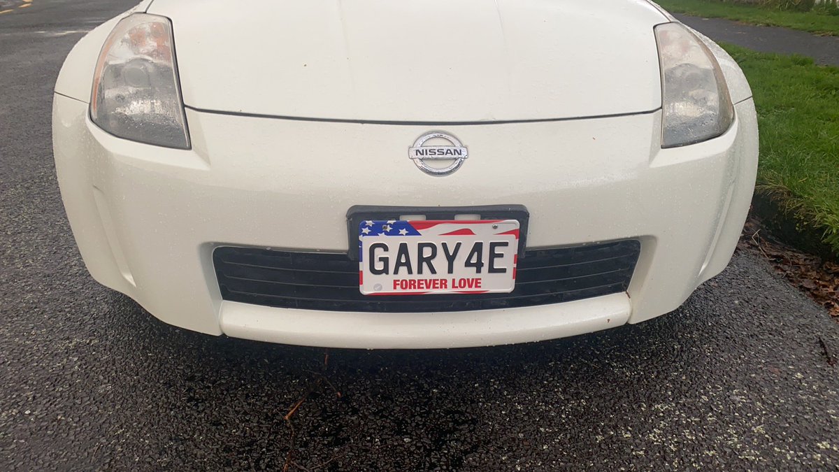 剛剛開車回家，停紅燈。旁邊一台SUV不知道什麼品牌型號，裡面顯然是父親帶著一個teenager的男孩。男孩隔著父親給我揮手打招呼，我剛剛注意到大笑😂可以看出來孩子很喜歡我的車。然後綠燈亮起，他爸爸就跟我飆了一個啟動，我也沒讓著，一腳地板油就出去了。雖然260匹不是很強，但是比普通汽車還是很有優