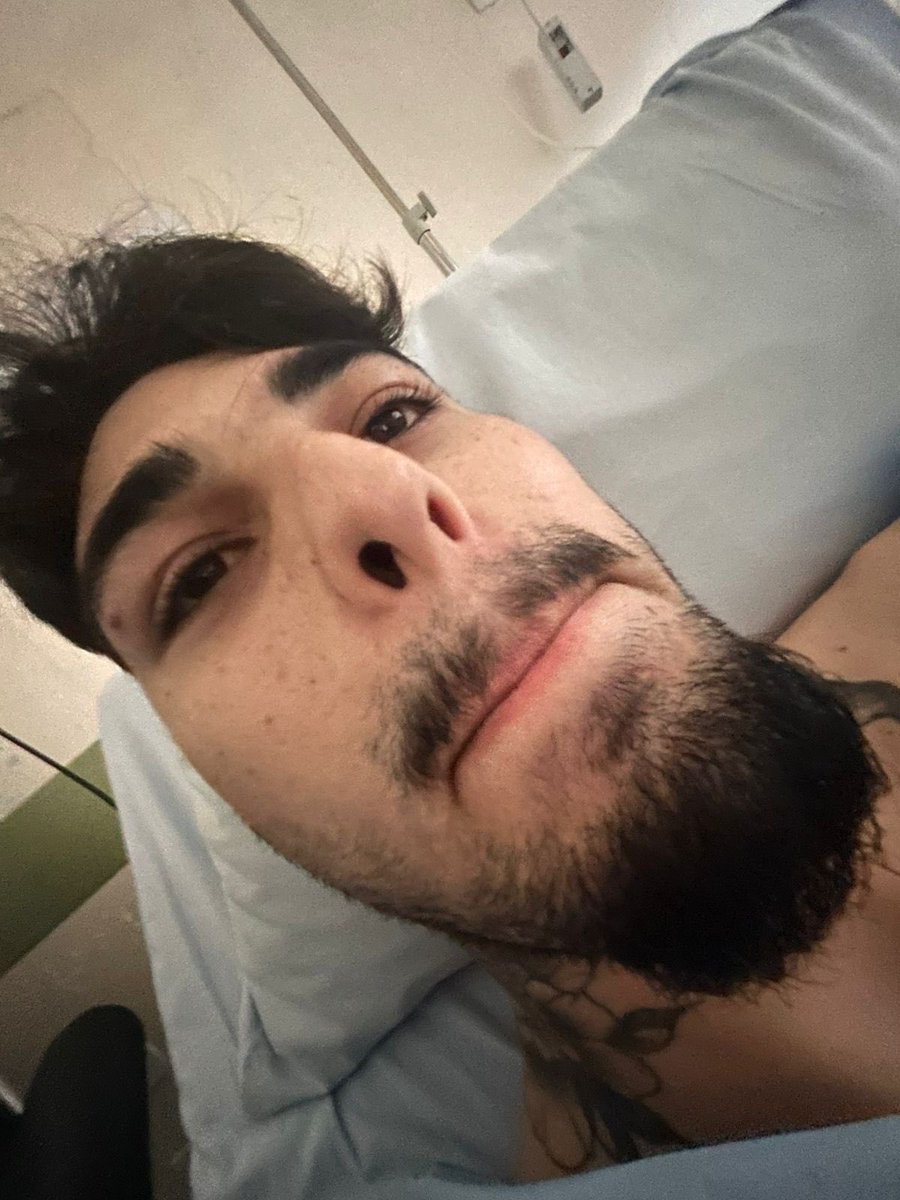 caMsltt's tweet photo. pov: há um ano atrás seu namorado fez uma cirurgia e você foi visitá-lo https://t.co/UpCgtKnB5n