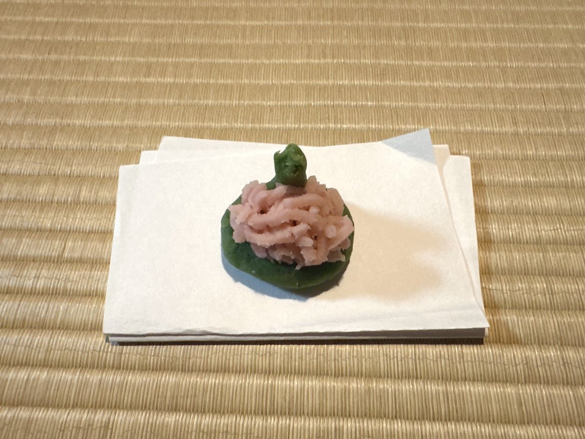 tyojaku's tweet photo. 三寒四温を感じる季節になりました。
皆様におかれましては、いかがお過ごしでしょうか。

先日、2月24日に御家元をお借りして、卒業生送別茶会を行いました。

主菓子は末富製の「ひちぎり」
干菓子は末富製の「離と春」と
甘春堂製の干錦玉「紅白梅」と「うぐいす」です。 https://t.co/eEf9ENrZ1I