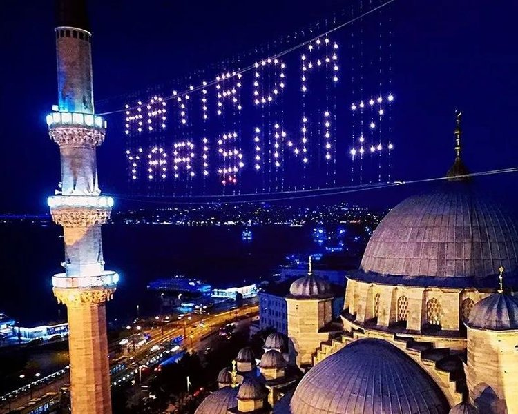 IsilAcehan's tweet photo. Noel ışıklarıyla Ramazan hazırlıklarını aynı teraziye koymak; küresel bir pazarlama stratejisi ile köklü bir manevi disiplini birbirine karıştırmaktır. Biri vitrini parlatırken, diğeri vicdanı arındırmayı hedefler.

20. YY başlarından itibaren Noel, maalesef kapitalizm tarafından ele geçirilmiş, dini özü 'hediyeleşme çılgınlığı' ve 'AVM ışıkları' altında ezilmiş bir tüketim festivaline dönüşmüştür.

O ışıklar 'Tanrı doğdu' demez, 'Yüzde 50 indirim başladı' der.

Noel Baba (Santa Claus-Aziz Nikolaos) figürünün bugünkü hali bile bir reklam ikonudur.

Ramazan ise kapitalizmin en büyük düşmanıdır. Çünkü kapitalizm 'durma tüket' derken, Ramazan 'dur ve sabret' der. Bir ay boyunca nefsi terbiye etmek, israftan kaçmak ve gösterişten uzaklaşmak; vitrin süslerine sığmayacak kadar büyük bir meydan okumadır.

Eğer görsel bir gelenek arıyorsanız, Osmanlı’dan bu yana süregelen 'Mahya' geleneği dünyadaki en estetik ve anlamlı şehir süslemelerinden biridir. 

Ancak mahya, 'Buraya gel ve para harca' demez; gökyüzüne "Elhamdülillah",  "Yetimi Sevindir", "İsraftan Sakın", "Paylaş ki Bereketlensin" yazar. Biri ticari bir reklam panosudur, diğeri ise gökyüzüne asılmış birer tefekkür notudur...  🕌 🌙
