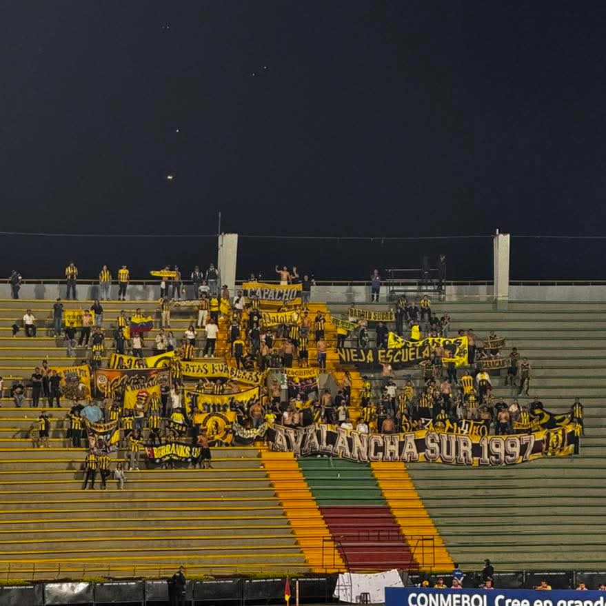Que linda esta hinchada que viaja, que se enfrenta a diferentes situaciones malas en carretera, que no son santos si, pero que si los buscan se paran. Fue una falta de respetos sacarlos antes, en Pueblo Nuevo a la visita se le trata demasiado bien. Cosas para revisar.