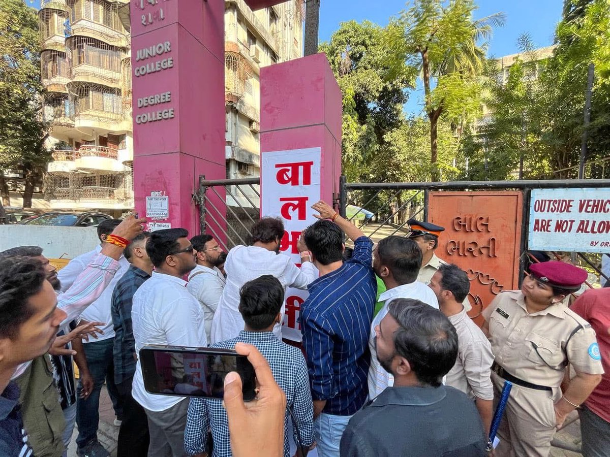 akhil1485's tweet photo. आजही काही लोक आणि संस्था मराठीची उपेक्षा करतात, कधी उघडपणे तर कधी सूचकपणे. अशाप्रकारे वागणाऱ्यांना योग्य उत्तर मिळतेच आणि मिळत राहील. पण अशांना कायमस्वरूपी वटणीवर आणण्यासाठी कडक धोरण, प्रभावी अंमलबजावणी आणि ठोस कारवाई आवश्यक आहे.
मराठीच्या सन्मानासाठी घोषणा कमी आणि धोरणे अधिक हवीत. स्थानिकांना संधी, मराठीला प्राधान्य आणि शिक्षणात बळ  हेच खरे भाषाप्रेम.
आणि सर्वात महत्त्वाचे म्हणजे, महाराष्ट्रात मराठी भाषेसाठी मराठी माणसाला आंदोलन करायची वेळच येऊ नये, अशी व्यवस्था निर्माण झाली पाहिजे.
#मराठीअस्मिता