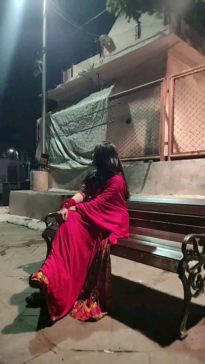 मैं सादगी पसंद इंसान हूँ 
खिड़की से आती हुई धूप भी मुझे खूबसूरत लगती है..!!!
💕😍