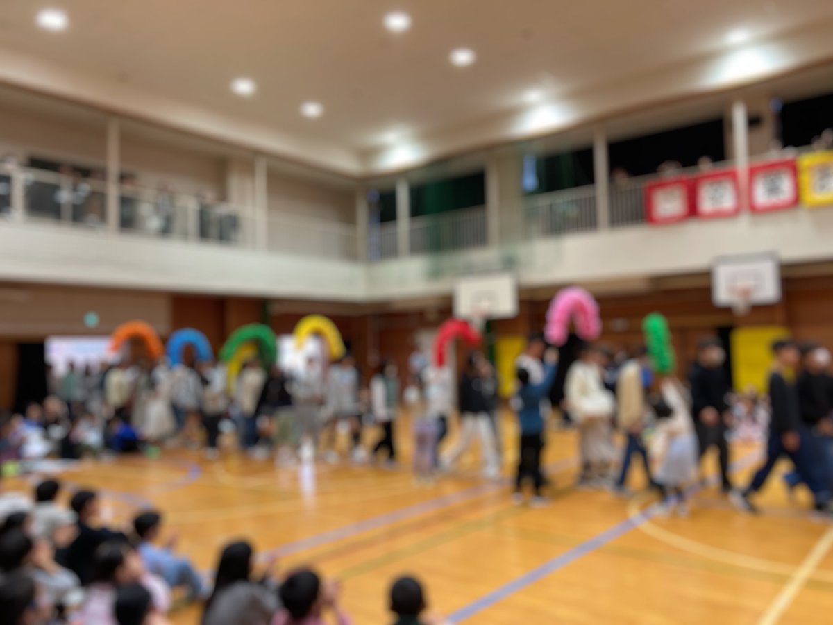 mitaeschool's tweet photo. 6年生を送る会がありました。どの学年も工夫を凝らした心温まる出し物を披露しました。中には6年生参加型の出し物もあり、大いに盛り上がりました。６年生からは「Code Blue」の合奏があり、見事な演奏に全校から大きな拍手が沸き起こりました。また、代表委員による校旗移譲式も行われました。 https://t.co/G1FUcY1Z45