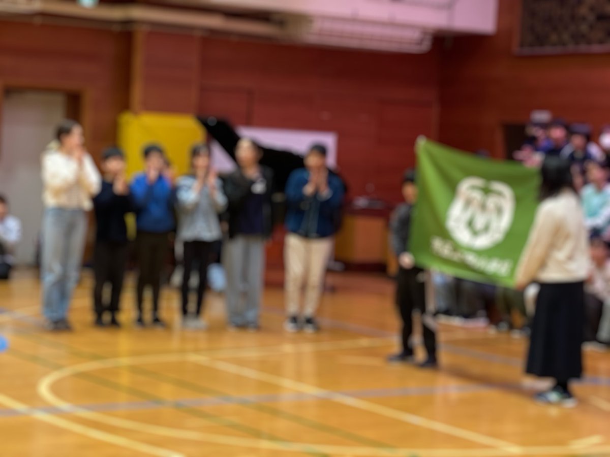 mitaeschool's tweet photo. 6年生を送る会がありました。どの学年も工夫を凝らした心温まる出し物を披露しました。中には6年生参加型の出し物もあり、大いに盛り上がりました。６年生からは「Code Blue」の合奏があり、見事な演奏に全校から大きな拍手が沸き起こりました。また、代表委員による校旗移譲式も行われました。 https://t.co/G1FUcY1Z45