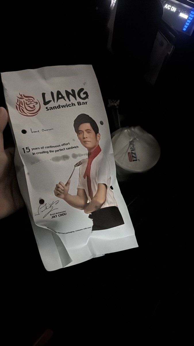 Lagi jajan Teazzi, trs beli Liang karena kasian liat ga ada yang beli. Padahal tanggal lagi tua-tuanya dan kantong lagi kering-keringnya. Duh Prawika :’)