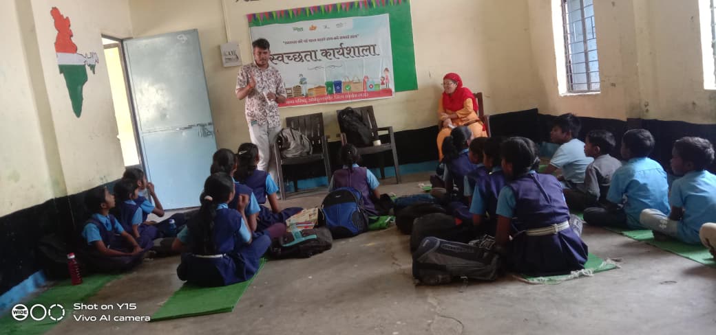 swachhobed11655's tweet photo. हिरानीया माध्यमिक शाला में स्वच्छता कार्यशाला के दौरान बच्चों को स्वच्छता का महत्व, व्यक्तिगत साफ-सफाई, कचरा पृथक्करण (गीला-सूखा कचरा), प्लास्टिक के दुष्प्रभाव तथा स्वच्छ वातावरण के लाभों के बारे में जानकारी दी गई। 

#Cleanobaidullaganj  #SwachhSurvekshan2025Obaidullaganj https://t.co/uZO9qp9Tju
