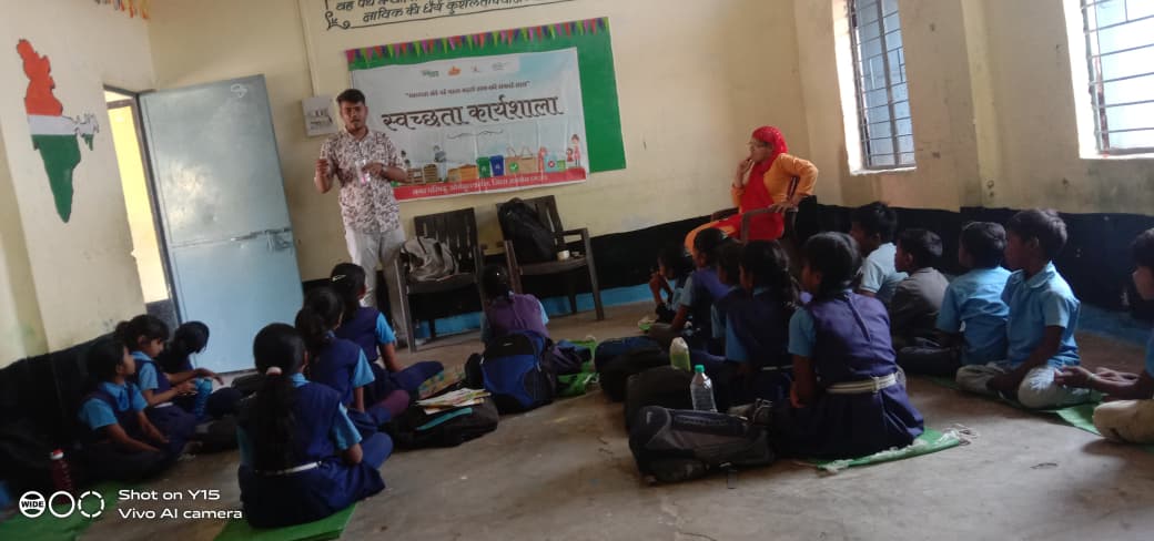 swachhobed11655's tweet photo. हिरानीया माध्यमिक शाला में स्वच्छता कार्यशाला के दौरान बच्चों को स्वच्छता का महत्व, व्यक्तिगत साफ-सफाई, कचरा पृथक्करण (गीला-सूखा कचरा), प्लास्टिक के दुष्प्रभाव तथा स्वच्छ वातावरण के लाभों के बारे में जानकारी दी गई। 

#Cleanobaidullaganj  #SwachhSurvekshan2025Obaidullaganj https://t.co/uZO9qp9Tju