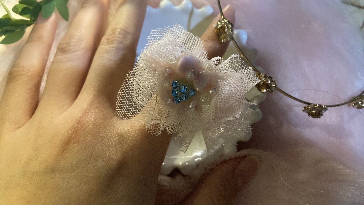 toYOU_101's tweet photo. とっても可愛いチュールレースリングが
完成しました  ˗ˏˋ  🌸 ˎˊ˗

華やかで可愛いデザインと、
しっかりとしたワイヤーコード縫製🪡

メルカリにてお譲りしております。

https://t.co/BiWQsJ1xYF

#ハンドメイドアクセサリー 
#キャンディパーツ
#ビジューアクセサリー https://t.co/RmYS93p5vE