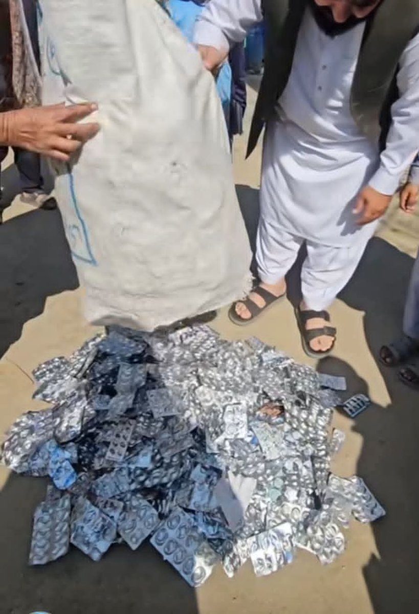 استغفر اللہ ۔ ملا کنڈ بٹ خیلہ میں عجیب و غریب واقعہ
صمد نامی شخص کا بیٹا پندرا سال کے بعد اچانک دماغی توازن کھو بیٹھا ۔ علاج کے پیسے نہ ہونے کی وجہ سے ماں صرف قریبی دکان سے ملنے والی عام روٹین کی گولیاں کھلاتی رہی اور خالی پتے سمبھالتی رہی ۔
 نظام الدین فاونڈیشن سے راشن لینے کے