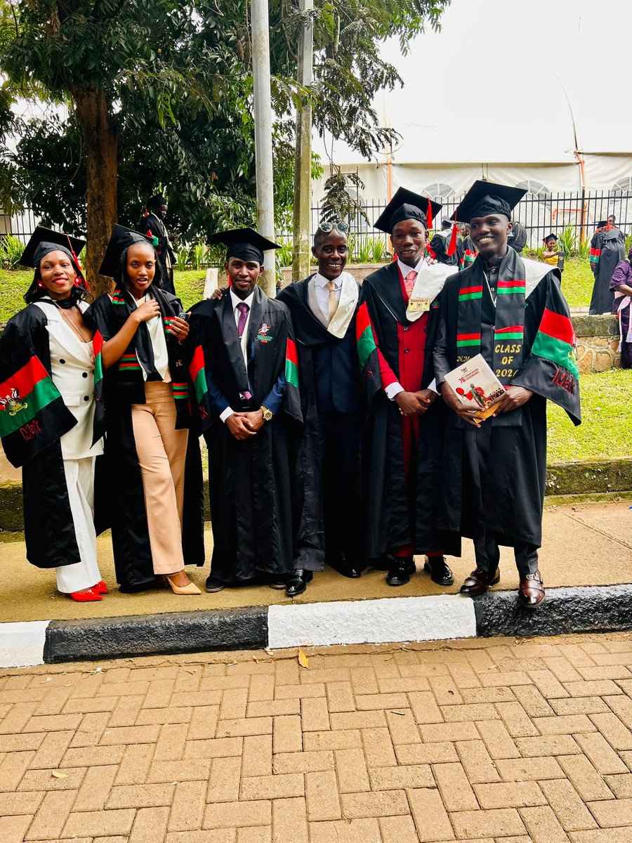 AbdanMilesug's tweet photo. I wish i could tell you this day felt like a perfect movie but the truth is it felt like the end of version of myself i had to outgrow.
#76thmakgraduation https://t.co/H4sfjn4UBV