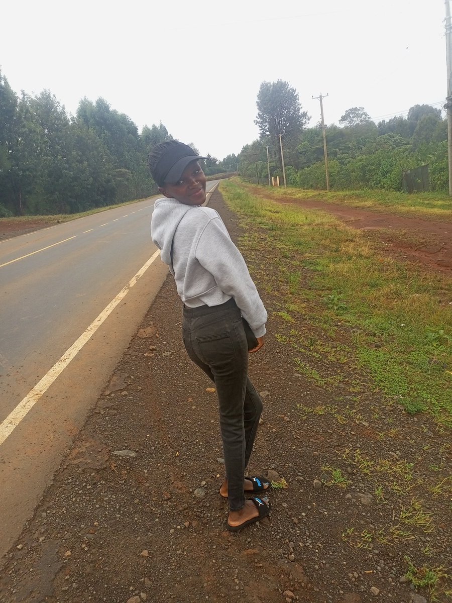 Kuna dem ukiangalia tu hivi unajua tu huyu ananuka sigara😂