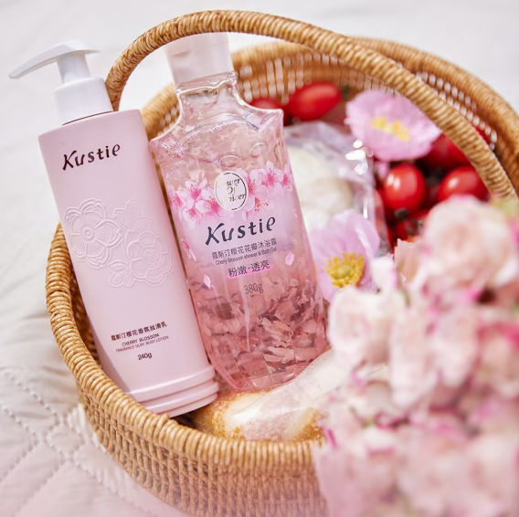 Kustiebodycare's tweet image. Welcome Spring with the Softness of Petals! 💐
A whisper of spring that lingers on your skin—fresh, feminine, and full of quiet energy. 
#kustie #SpringFeeling #LightAndFresh #FloralScent #DailyRefresh #showergel