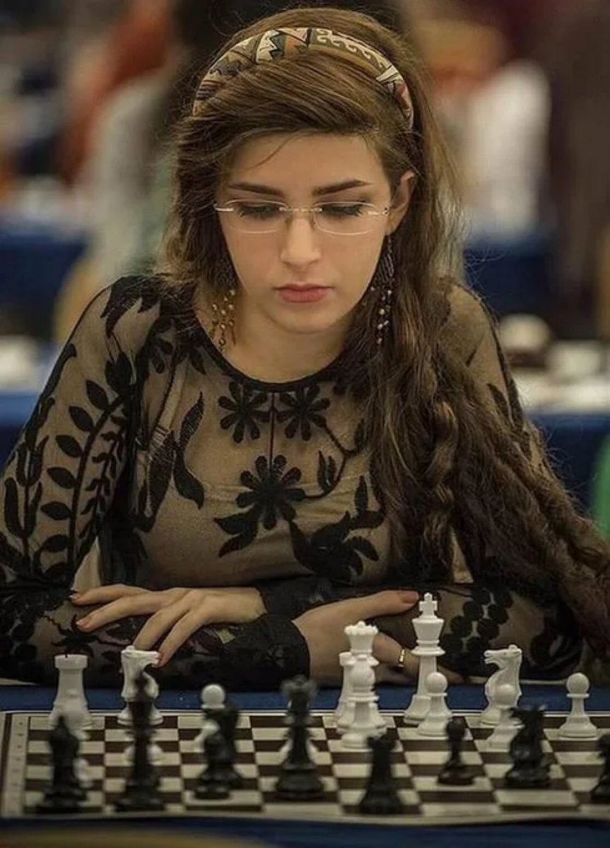 IsraelVive1948's tweet photo. La jugadora de ajedrez iraní Dorsa Derakhshani recibió un ultimátum del régimen islámico: usa el hiyab o estás vetada de competir. No solo se negó; se unió al equipo de Estados Unidos, se convirtió en Gran Maestra de ajedrez, campeona mundial y recientemente comenzó la escuela de medicina.