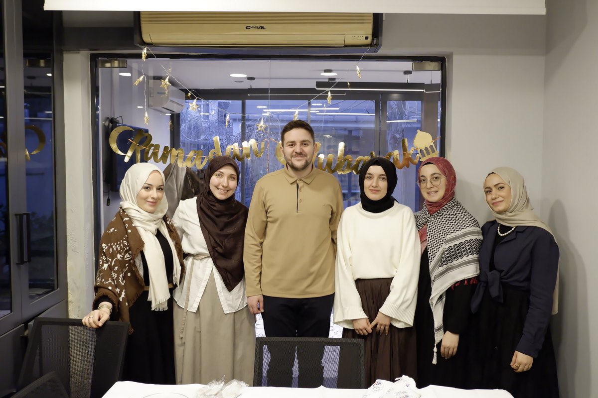 Genç MMG Yönetim Kurulu olarak, mübarek ayda iftar soframızda buluştuk. Paylaşmanın, dayanışmanın ve kardeşliğin güzelliğini yaşadık. Bu birlik ve beraberliğin bereketi üzerimizden eksik olmasın. Nice Ramazanlara… 🌙✨