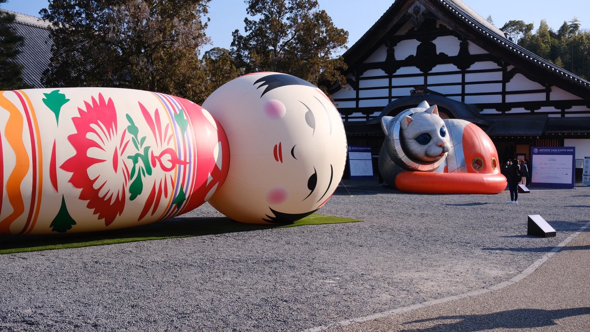 大迫力】 東福寺に現れた「巨大こけし」と「宇宙猫」 こちらは