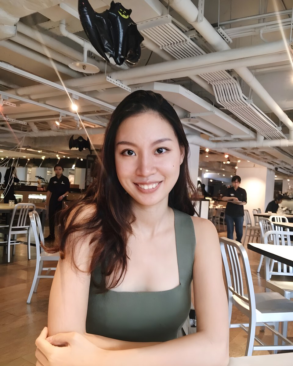 cloud9blo3's tweet photo. Anyone knows who she is? https://t.co/b72GvdL98i