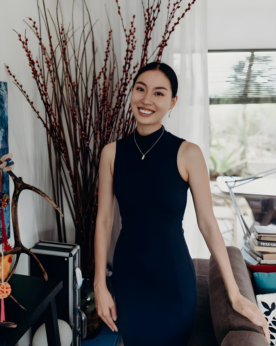 cloud9blo3's tweet photo. Anyone knows who she is? https://t.co/b72GvdL98i