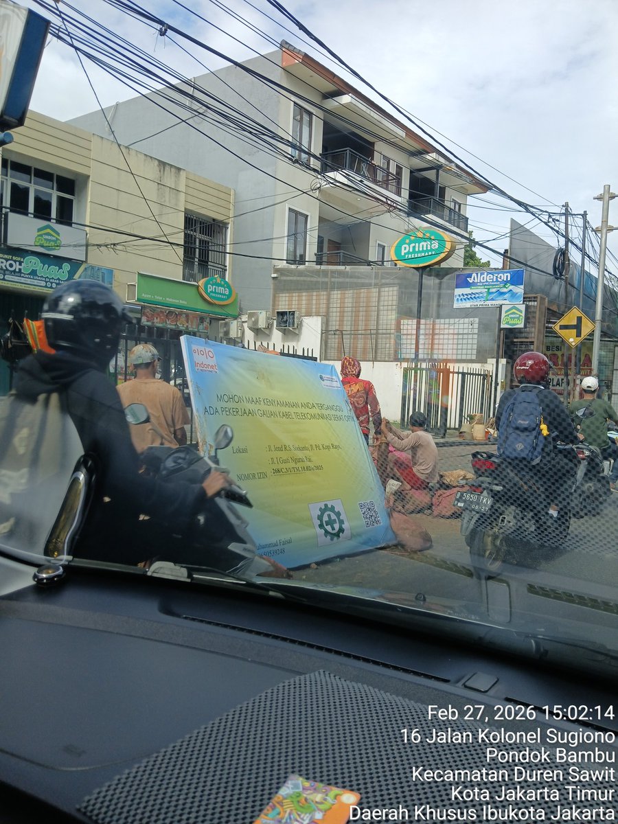 omslam's tweet photo. Sepanjang jalan kolonel Sugiono macet gara2 ini, dah gitu bekas nya ancur laurwae keinjek mobil ambles ....
@DKIJakarta @DKIJakarta @Telkomsel @TelkomIndonesia https://t.co/J8YvuAwOsr