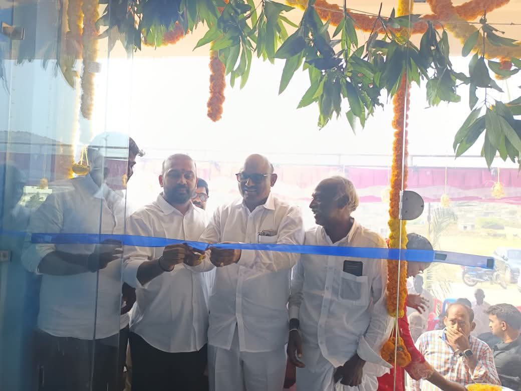 PuttaSudhakarY's tweet photo. బ్రహ్మంగారిమఠం మండలం బోధపాడు గ్రామానికి చెందిన టీడీపీ నాయకులు రామి రెడ్డి గారి ఆహ్వానం మేరకు బద్వేల్‌లో మునిసిపాలిటీ కార్యాలయం దగ్గర ఏర్పాటు చేసిన “విహాన్ సోలార్ ఎంటర్ ప్రైజెస్” కార్యాలయ ప్రారంభోత్సవ కార్యక్రమానికి బద్వేల్ నియోజకవర్గ టీడీపీ ఇంచార్జ్ రితీష్ రెడ్డి గారితో కలిసి https://t.co/qyxo79wVNo