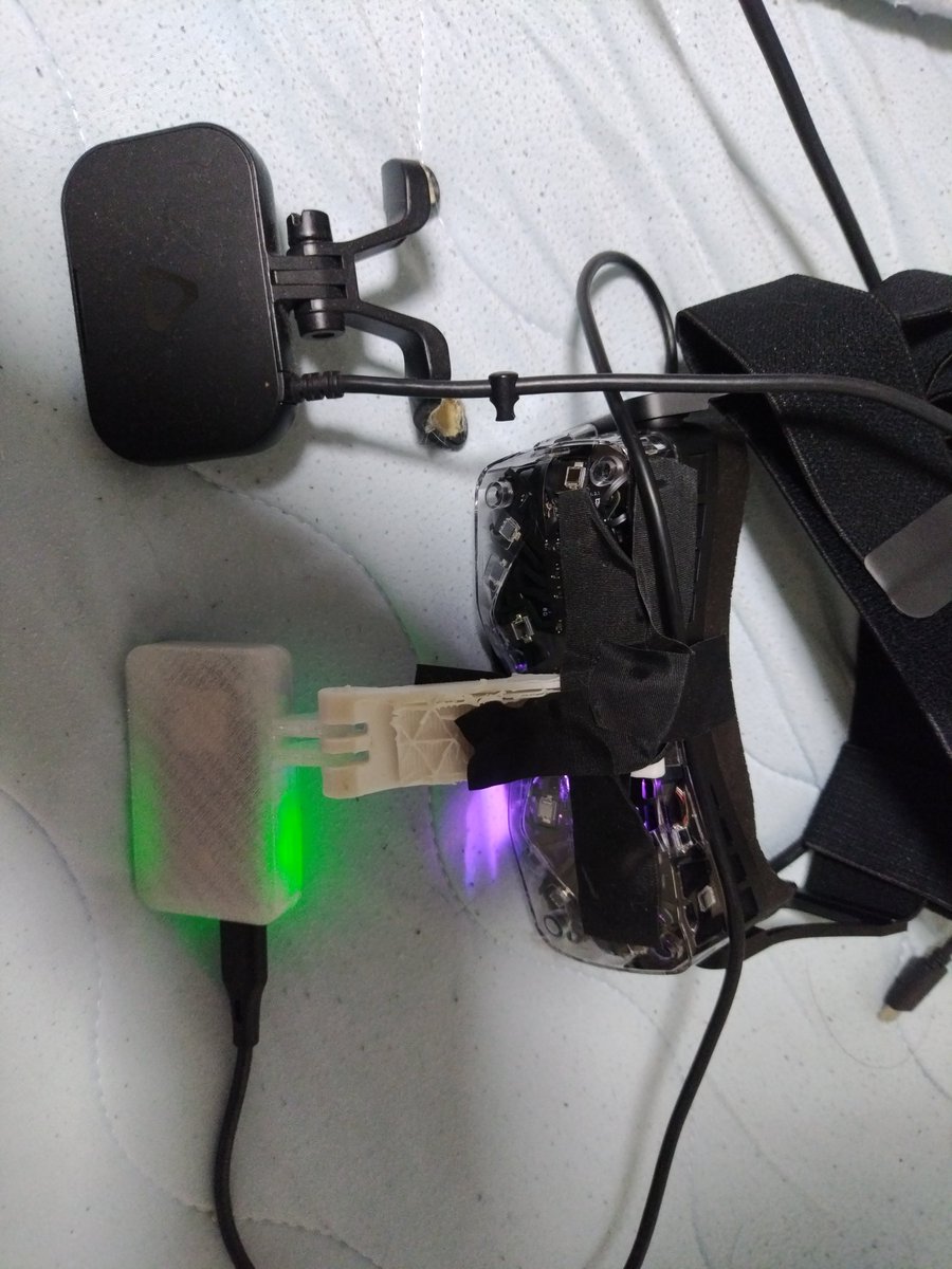 クチトラと初代VIVEフェイシャルトラッカーのサイズはこんな感じ